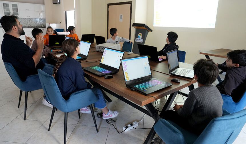 Çukurova’da Çocuklar Teknolojiyle Tanışıyor: Geleceğin Mucitleri Buradan Yetişiyor!