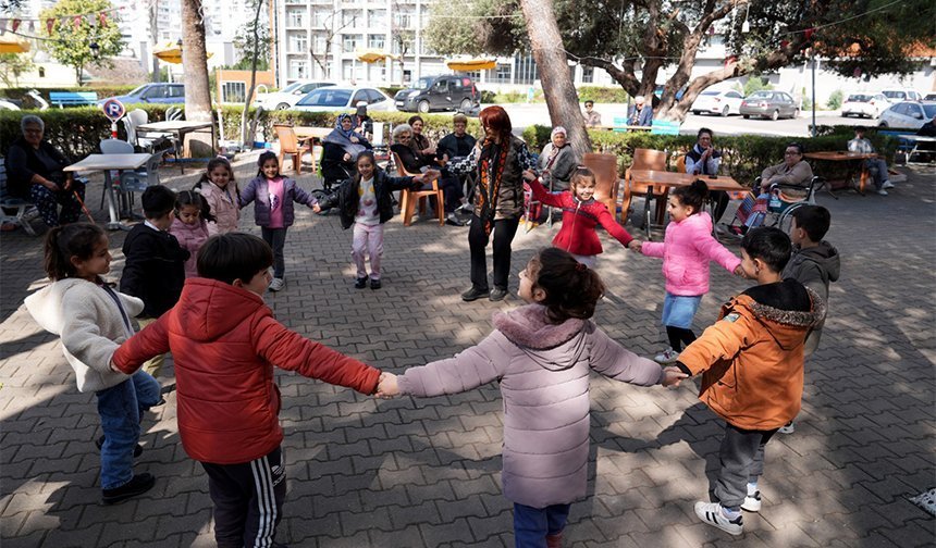 Çukurova’da Minikler Huzurevini Şenlendirdi: Yaşlılar Haftası’na Duygusal Ziyaret