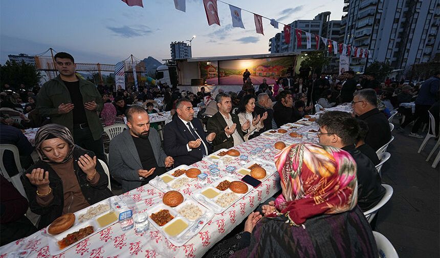 Kozan’da Dev İftar! Binler Aynı Sofrada Buluştu