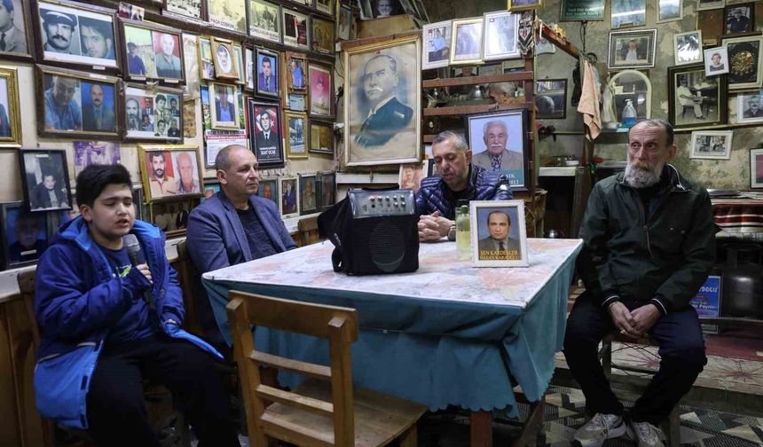 Adana’da İlginç Bayram Geleneği: “Ölüler Kıraathanesi”nde Duygulandıran Buluşma