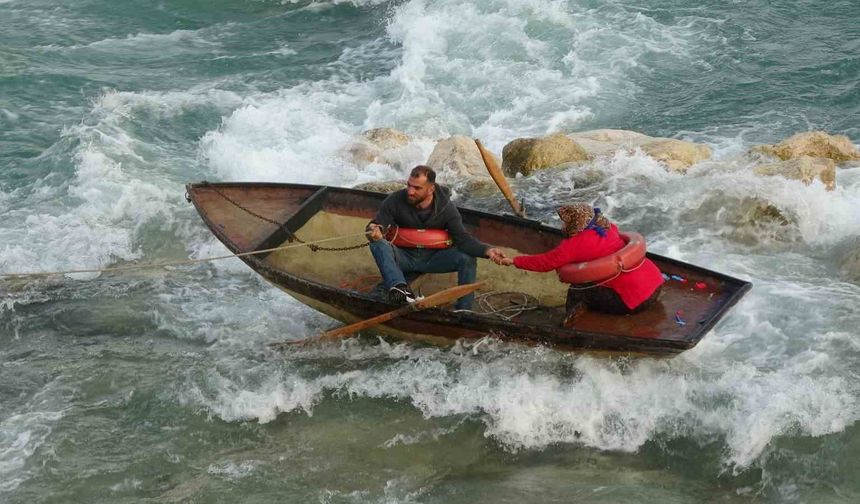 Taşköprü’de Nefes Kesen Anlar: El Ele Ölümü Beklediler!