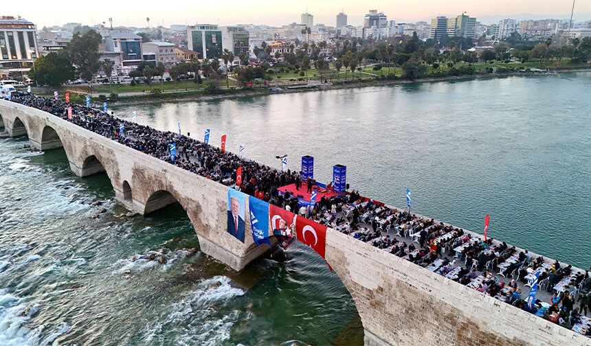 Taşköprü İlk Kez Böyle Doldu: Yüreğir Belediyesi’nden Dev İftar Sofrası!