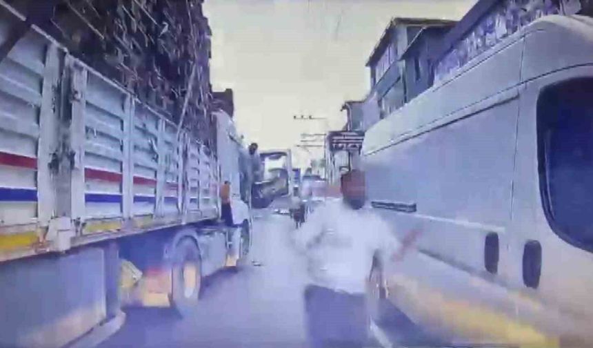 Trafikte Dehşet! Tırdan İnen Şahıs Bıçakla Saldırdı