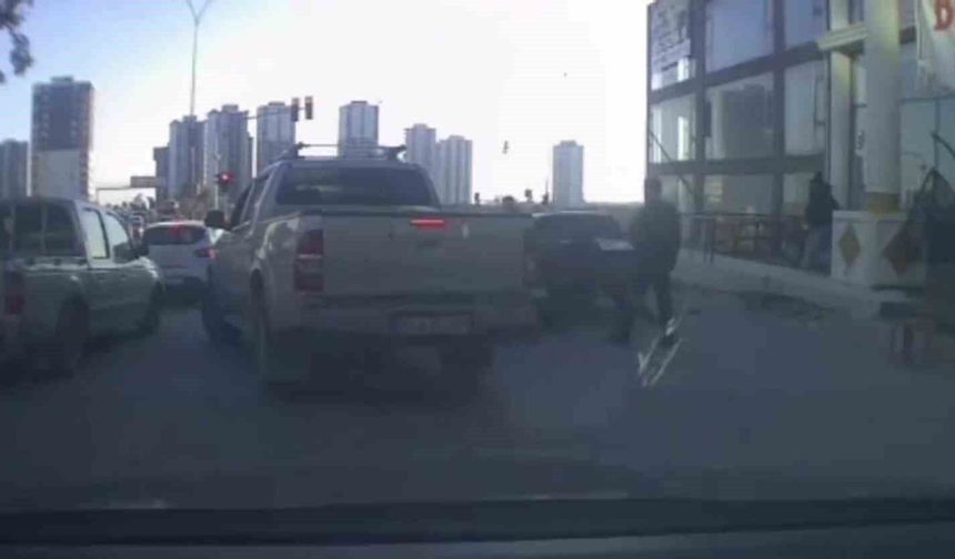 Adana’da Trafik Tartışması Kanlı Bitti: Sopa ve Sandalyelerle Saldırı!