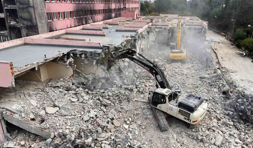 Adana’da Tarihi Hastane İçin Karar Verildi! İş Makineleri Sahaya Girdi