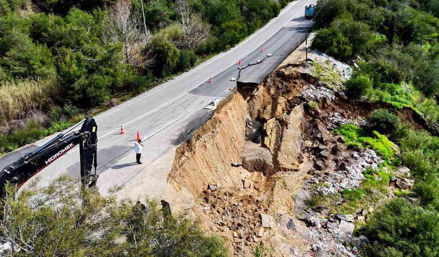 Adana’da Korkutan Görüntü! Yolun Yarısı Bir Anda Çöktü