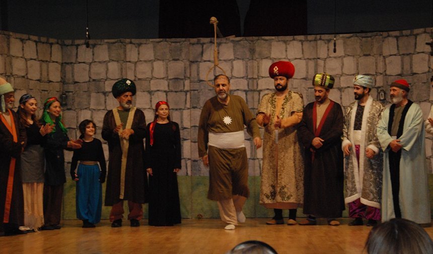 Yüreğir’de Tarihi Devrim: Pir Sultan Abdal Oyununa Büyük İlgi