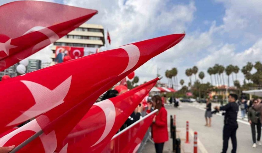 Adana’da 23 Nisan’da Meydanlar Doldu Taştı! İşte Renkli Görüntüler