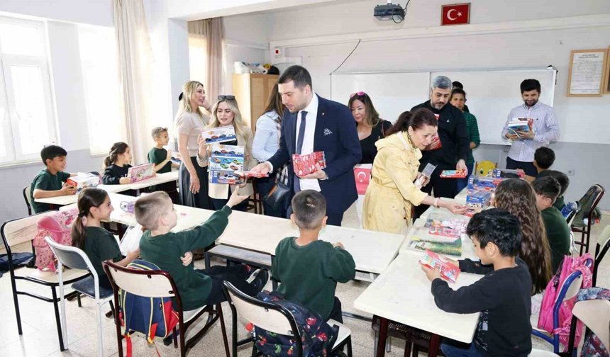 23 Nisan’da Yürek Isıtan Görüntüler: Adana’da Çocuklara Sürpriz