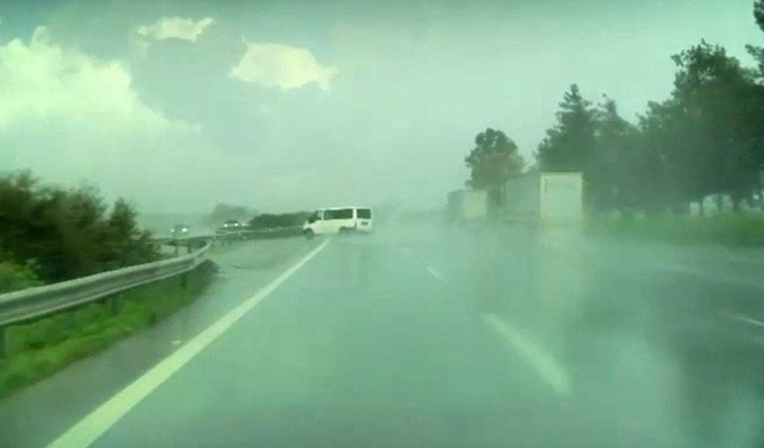 Adana’da Gişelerde Dehşet: Panelvan Takla Attı, O Anlar Kamerada