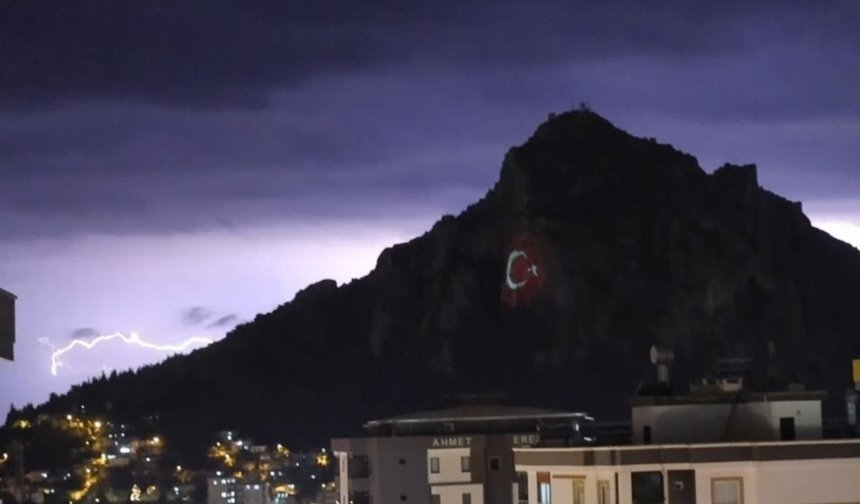 Kozan’da Geceyi Gündüze Çeviren Şimşekler!