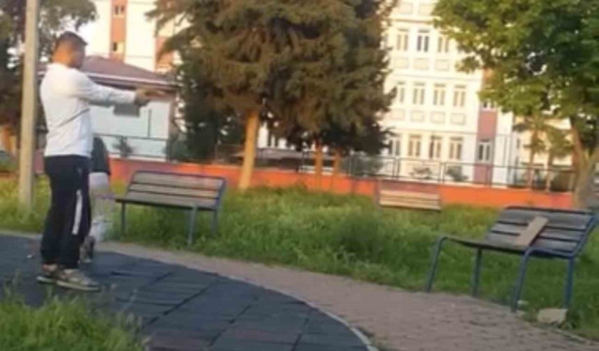 Parkta Şoke Eden Görüntü! Çocuğa Silah Talimi Yaptırdı