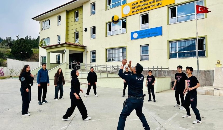 Okulda Sürpriz Maç: Polis ve Öğrenciler Karşı Karşıya