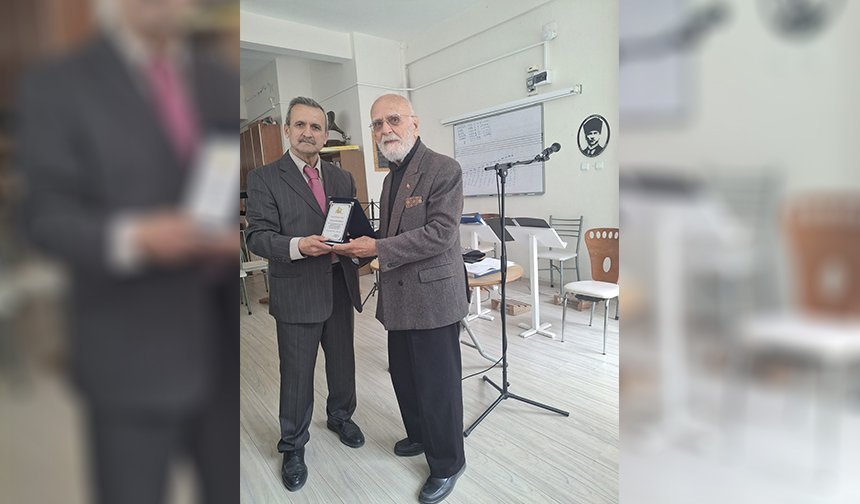 Üç Sanatcıya Armaganları Verildi