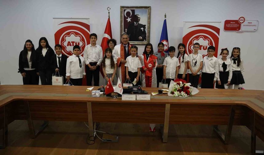 Üniversiteyi Çocuklar Yönetti: 1 Günlük Rektör Herkesi Şaşırttı