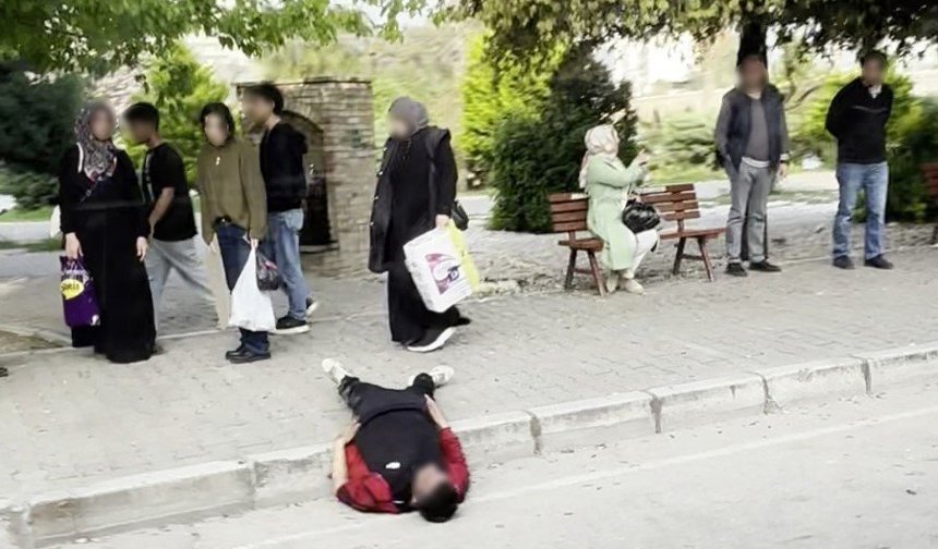 Adana’da Şaşkına Çeviren Görüntü! Otobüs Durağında Uyuyakaldı