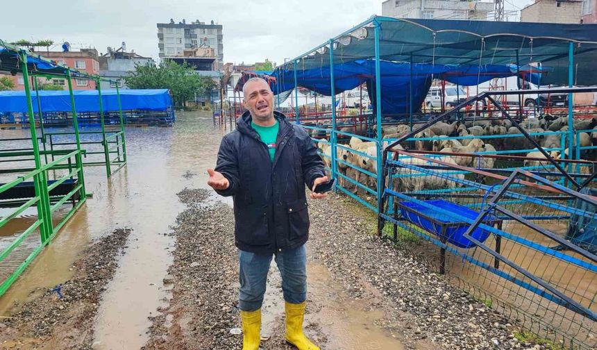 Sağanak Vurdu, Kurban Pazarı Göle Döndü: “Rezil Olduk”