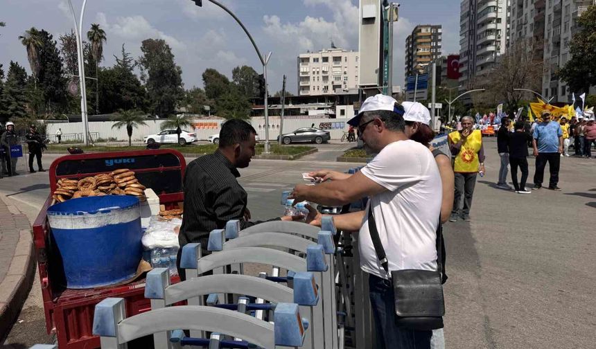 1 Mayıs Alanında Dikkat Çeken Görüntü: Bariyerlerin Arkasında Çalıştılar