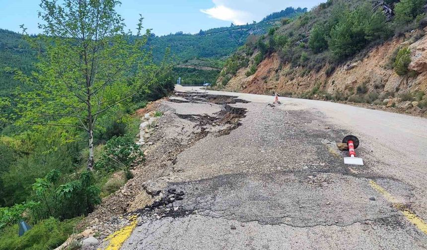 Varda Köprüsü Yolunda Tehlike: Toprak Kaydı, Yol Kısmen Kapandı