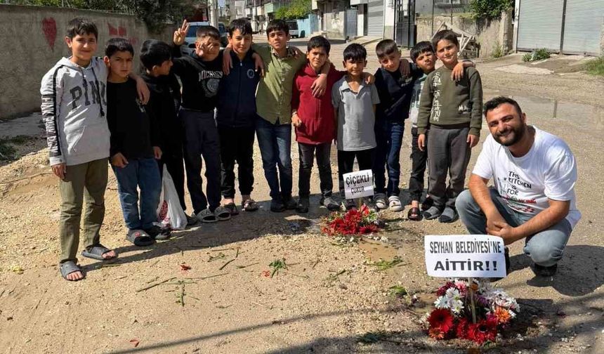 Belediyelere İlginç Protesto: Yol Çukurlarını Saksıya Çevirdiler
