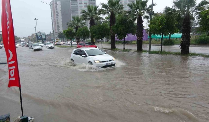 Adana’da Sağanak Kabusu! Cadde ve Bulvarlar Göle Döndü