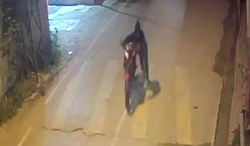 Adana’da Film Gibi Hırsızlık! Motosikleti Sürükleyerek Çaldılar