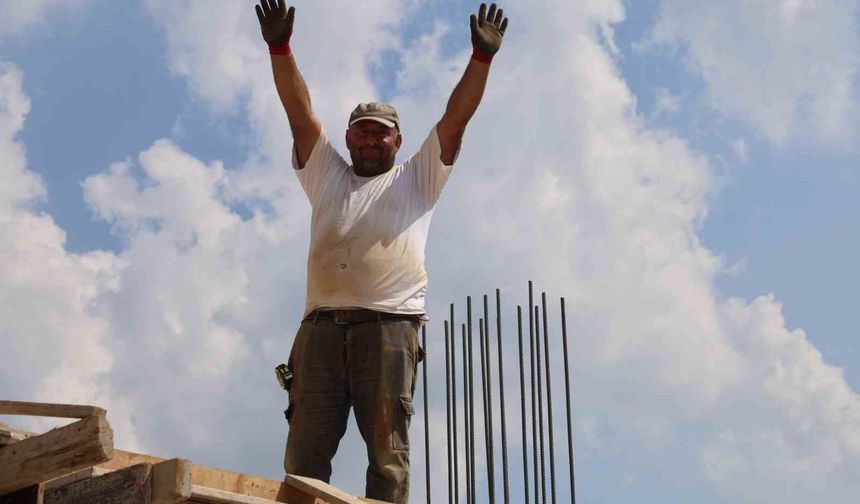 Kozan’da 1 Mayıs’ta Sıcakta Zor Mesai
