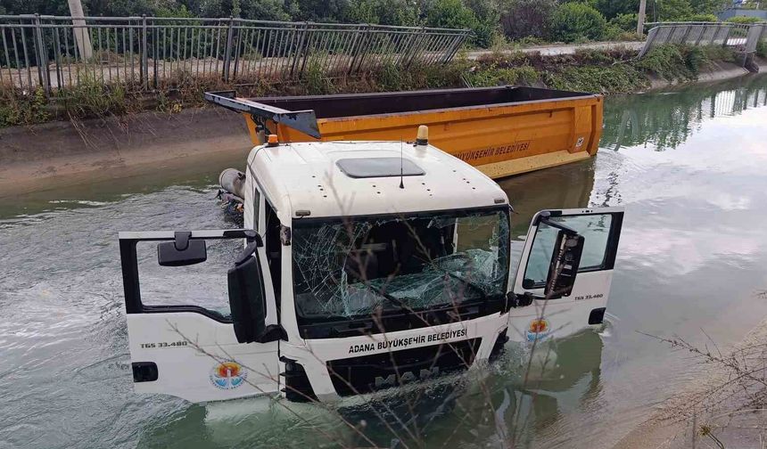 Adana’da Korku Dolu Anlar: Kontrolden Çıkan Tır Sulama Kanalına Uçtu