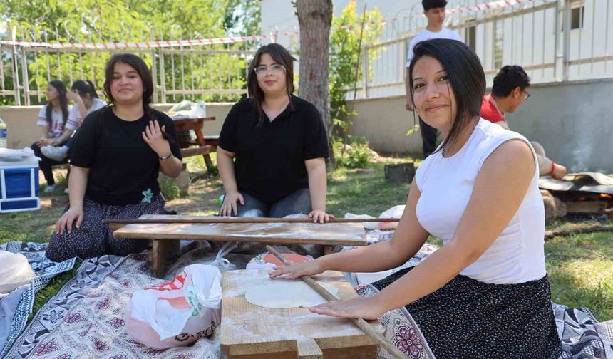Kozan’da Öğrenciler Şalvarla Okula Geldi! Bahar Şenliğinde Renkli Görüntüler