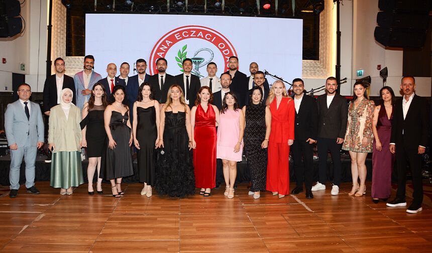 Mesleğinde 30 ve 50 Yıllık Duayen Eczacılara Plaket