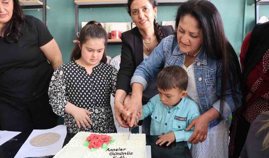 Özel Çocuklar ve Anneleri Aynı Atölyede Buluştu! Ortaya Renkli Görüntüler Çıktı
