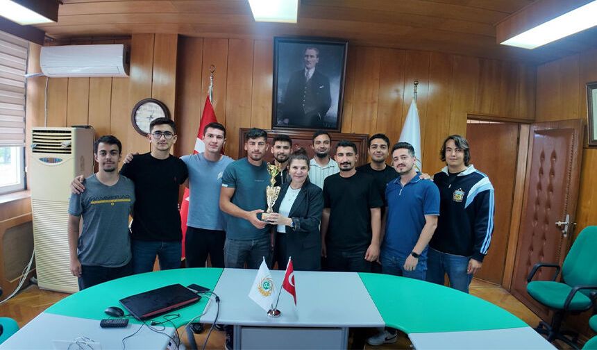 Şampiyonluk Kupasını Dekan Koluman’a Takdim Ettiler
