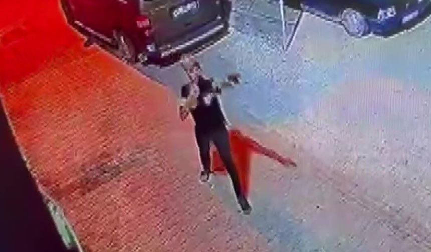 Adana’da Film Gibi Saldırı! Silah Tutukluk Yapınca Panikledi