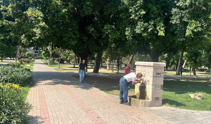 Adana Kavruluyor! Vatandaşlar Gölgelik Alanlara Sığındı
