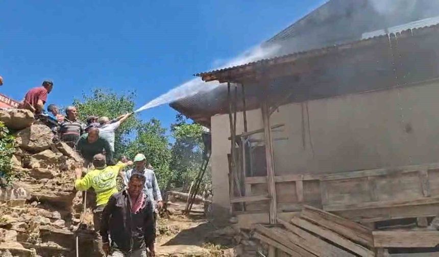 Feke'de Korkutan Yangın! Alevler Evi Küle Çevirdi