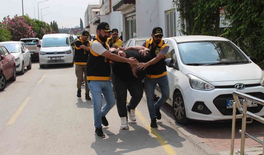 Adana'da Cadde Ortasında Dehşet! Aile Kavgası Kameraya Yansıdı