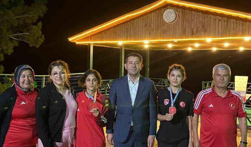 Adana'nın Gururu Oldular! Genç Güreşçilerden Türkiye Derecesi