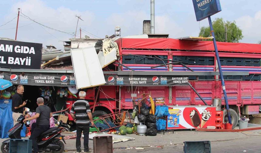 Adana’da Korku Dolu Anlar! Kamyon Bakkala Daldı