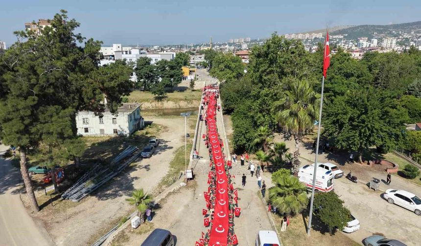 Kozan’da Tarih Yeniden Canlandı! 106 Metrelik Bayrakla Unutulmaz Yürüyüş