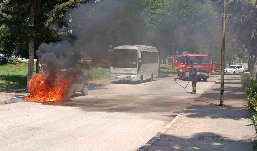 Adana'da Park Halindeki Otomobil Alev Alev Yandı!