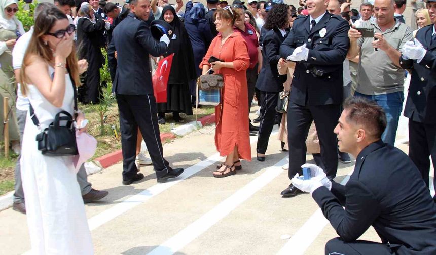 Kepini Attı, Diz Çöktü! Mezuniyet Törenine Damga Vuran Anlar