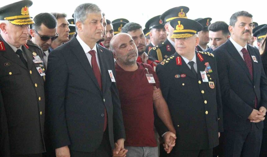 Şehit Oğlunun Tabutuna Koşan Babanın Feryadı Yürekleri Dağladı