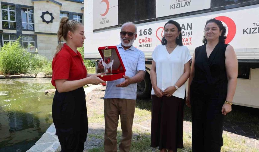 Adana'da Örnek Davranış! 50'nci Kan Bağışında Plaketle Ödüllendirildi