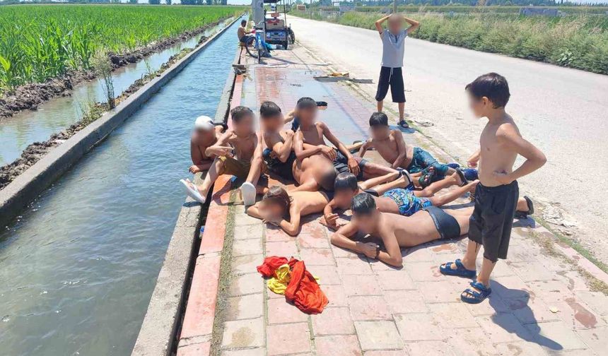 Adana'da Kavurucu Sıcak! Çocuklar Sulama Kanalını Plaja Çevirdi