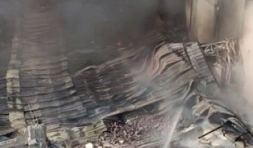 Adana'da Korkutan Yangın! Paketleme Tesisinden Yükselen Alevler Paniğe Neden Oldu