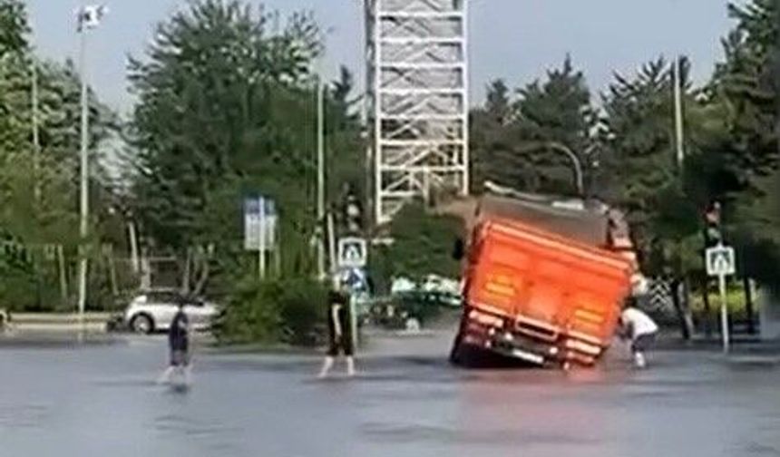 Adana'da Su Borusu Patladı!