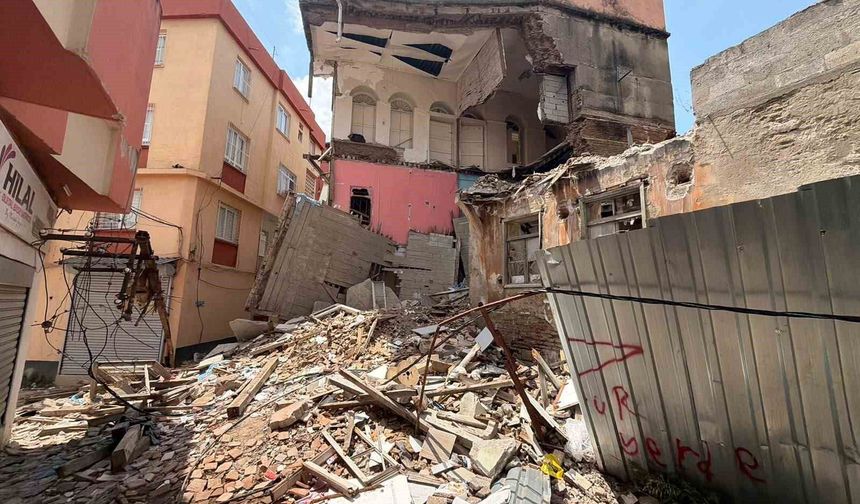 Adana'da 48 Gündür Aynı Tehlike! Mahalleli "Facia Yaşanmadan Önlem Alın" Diyor