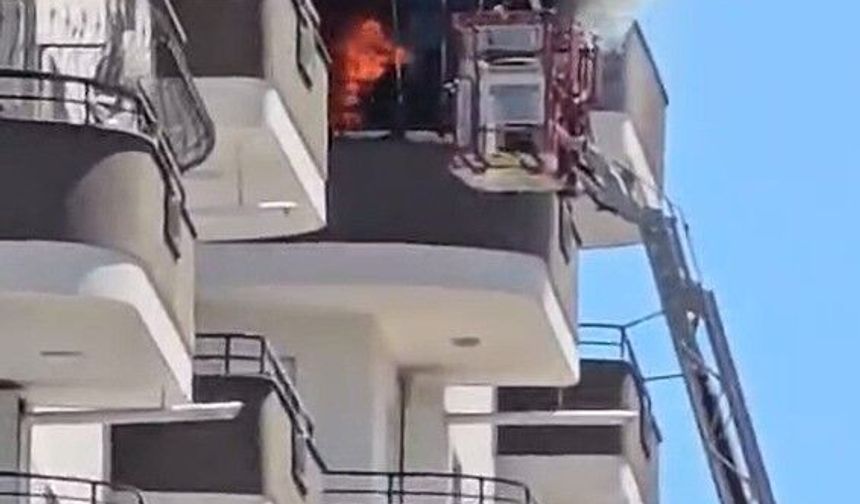 Adana'da 12 Katlı Binada Korkutan Yangın!