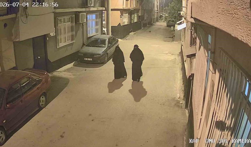 Adana'da Film Gibi Hırsızlık! Çarşaf Giyip Eve Girdiler, Kameralara Yakalandılar