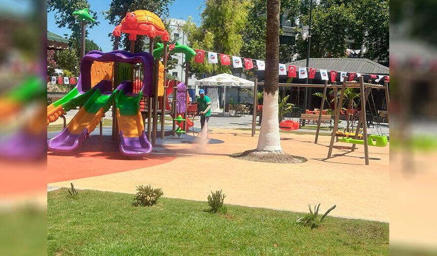 Ceyhan Belediyesi'nden Meydan ve Parklarda Yoğun Temizlik Mesaisi